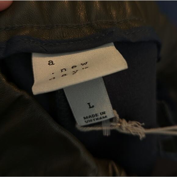 NWT A New Day Women's High-Rise Faux Leather Tapered Ankle Pull-On Pants Size L - Picture 6 of 8